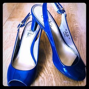 Life Stride size 7, 3 inch heels. Royal blue.